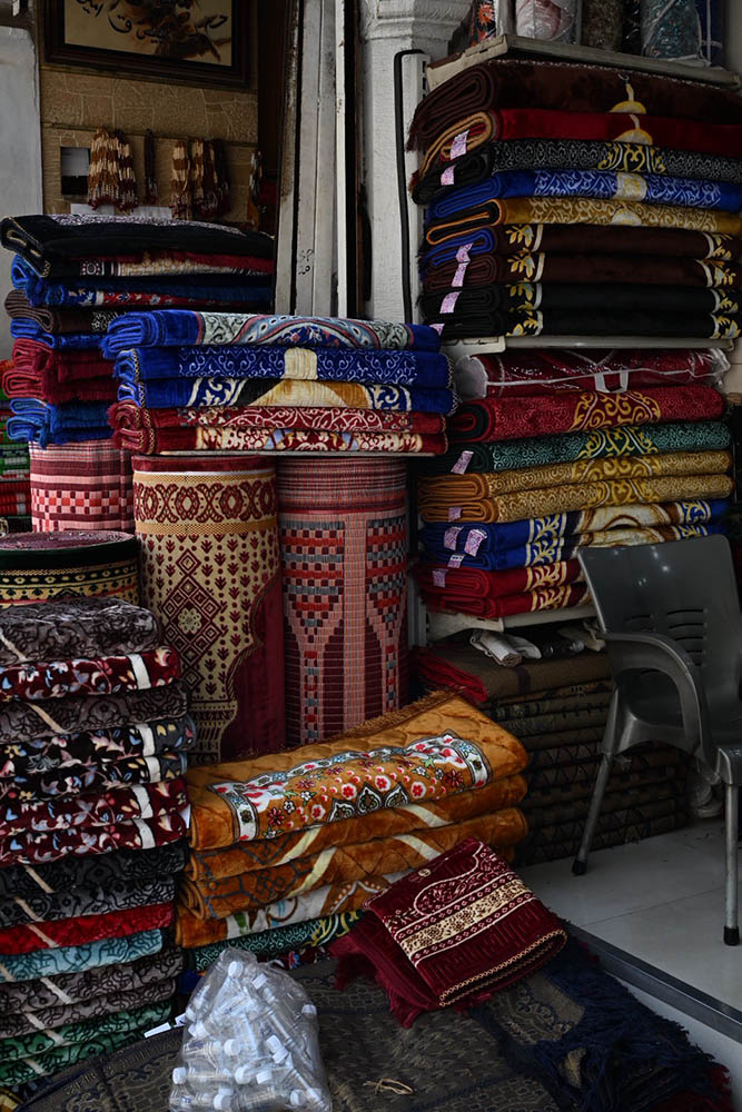 折りたたまれたり、重ねられたヴィンテージラグが積み重なっている風景