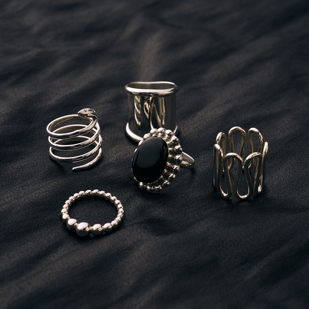 暗い場所でベースノートのアクセサリーが並んでいる様子