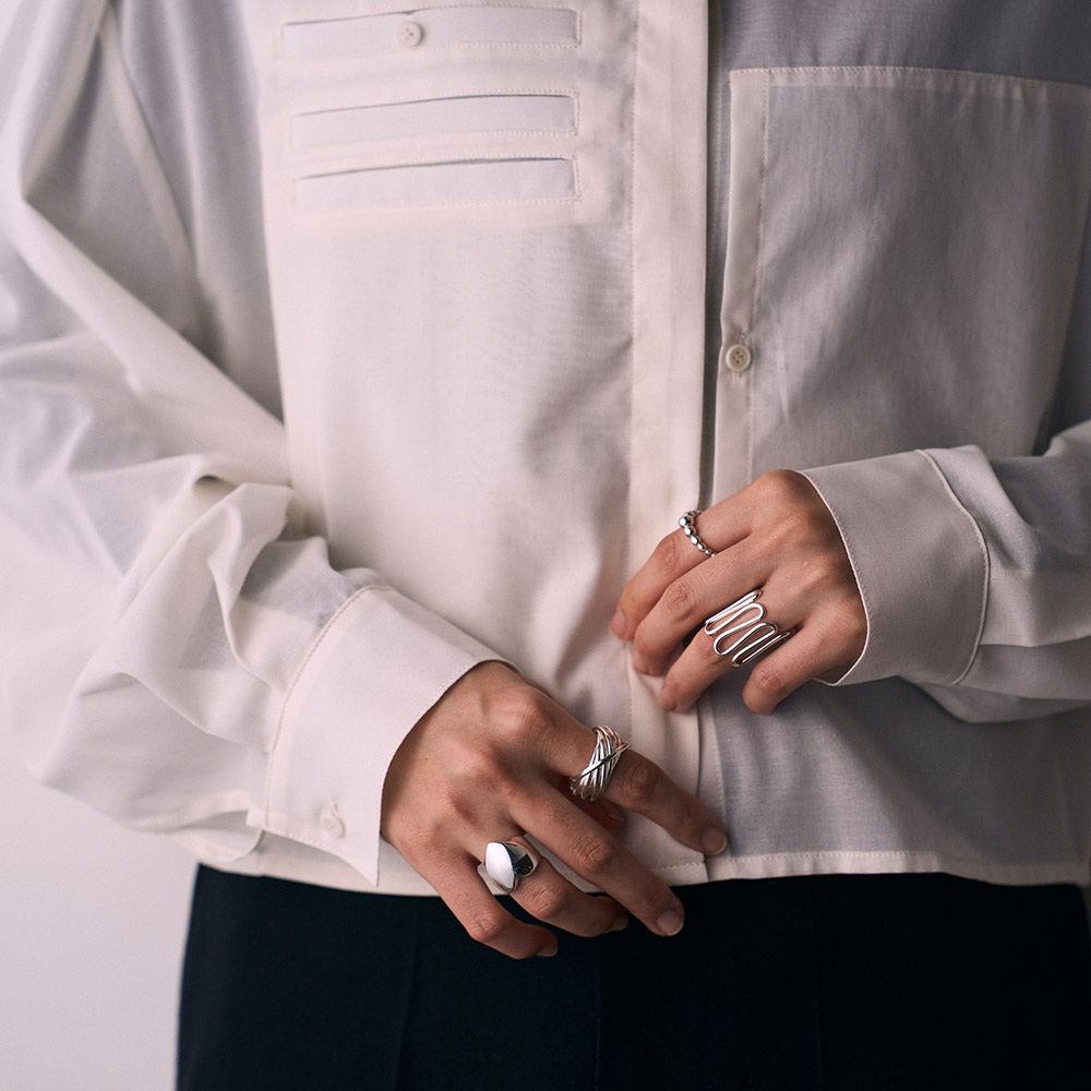 ベースノートのアクセサリーを指にはめいている様子