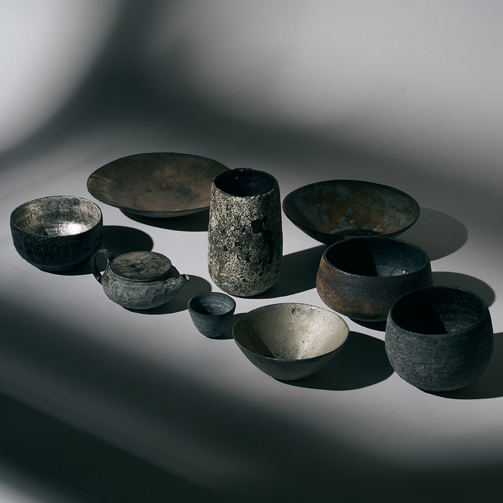 器をはじめ、茶壺や茶杯、花器など幅広い作品が並んでいる様子