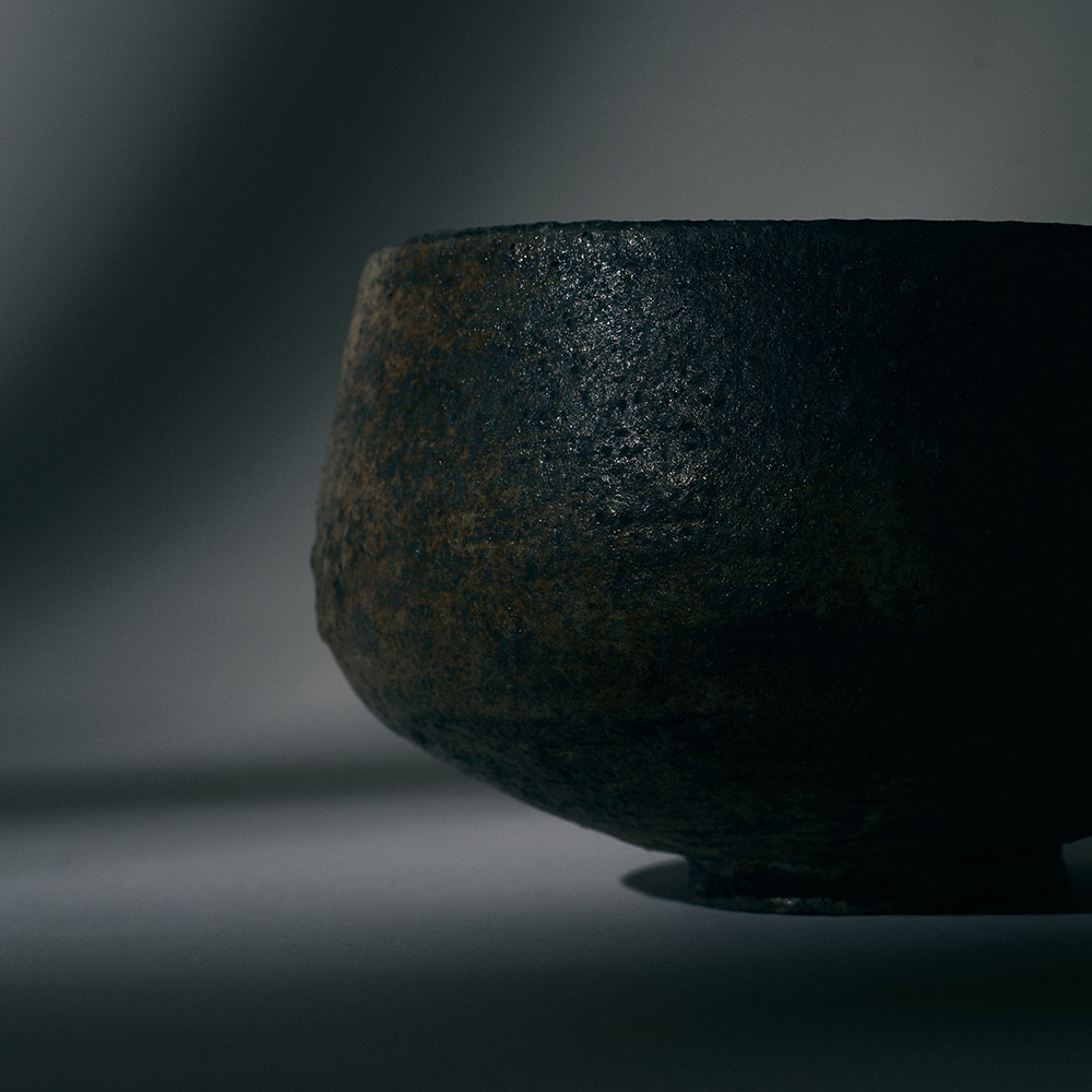 何もない空間に、黒い茶器が置かれている